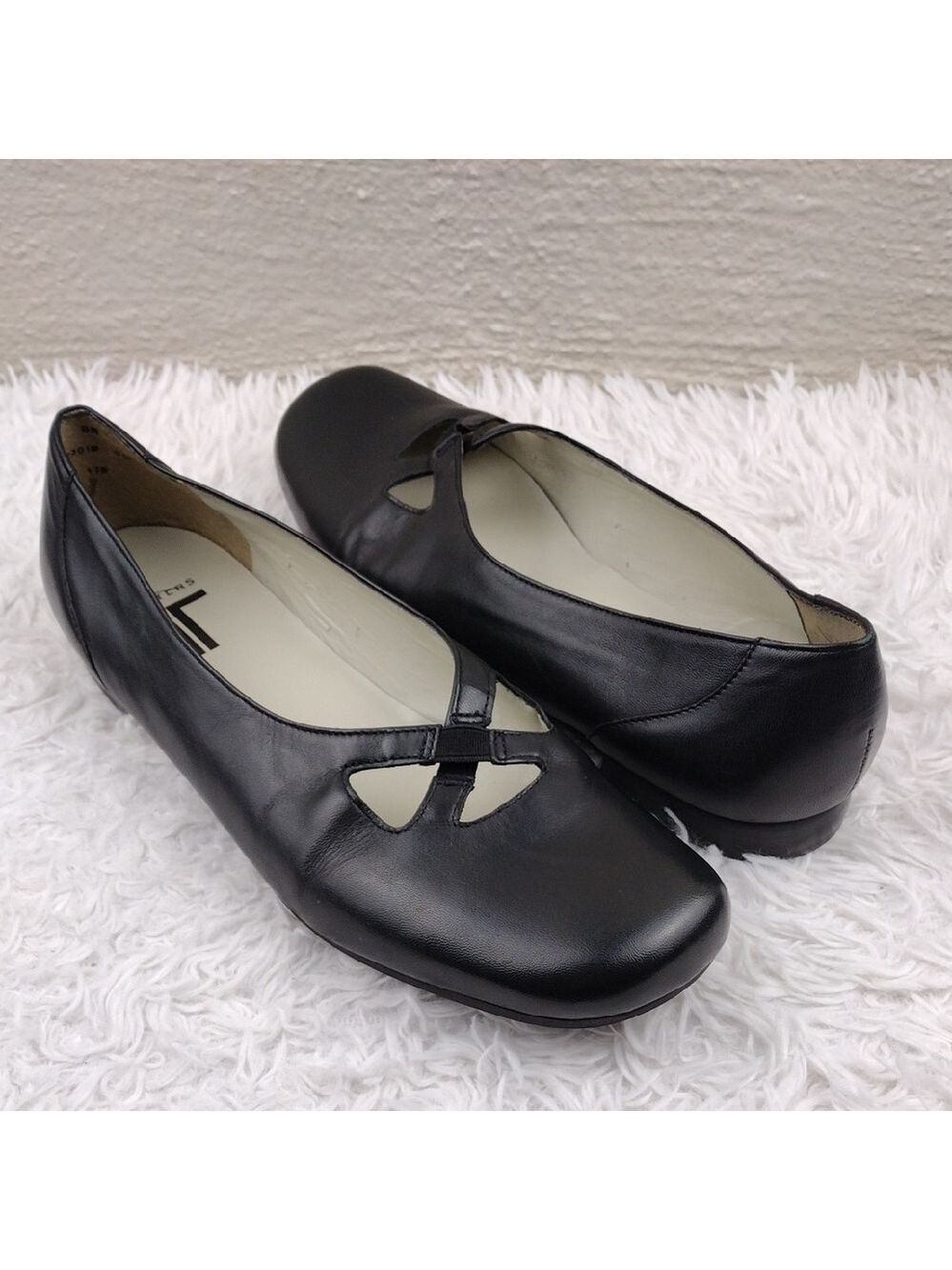 Trotters Black Leather Crisscross Strap Square Toe Low Heel Slip On Loafer Shoe